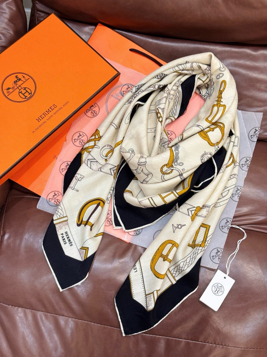 羊绒新款🆕👏👏买了都说好看‼️推荐💕爱马仕双面同色羊绒方巾【跃动的马儿双面同色140】，顶级工艺超值‼️