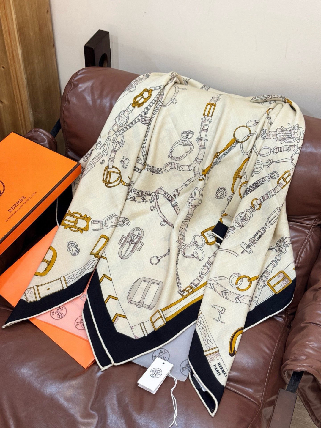 羊绒新款🆕👏👏买了都说好看‼️推荐💕爱马仕双面同色羊绒方巾【跃动的马儿双面同色140】，顶级工艺超值‼️