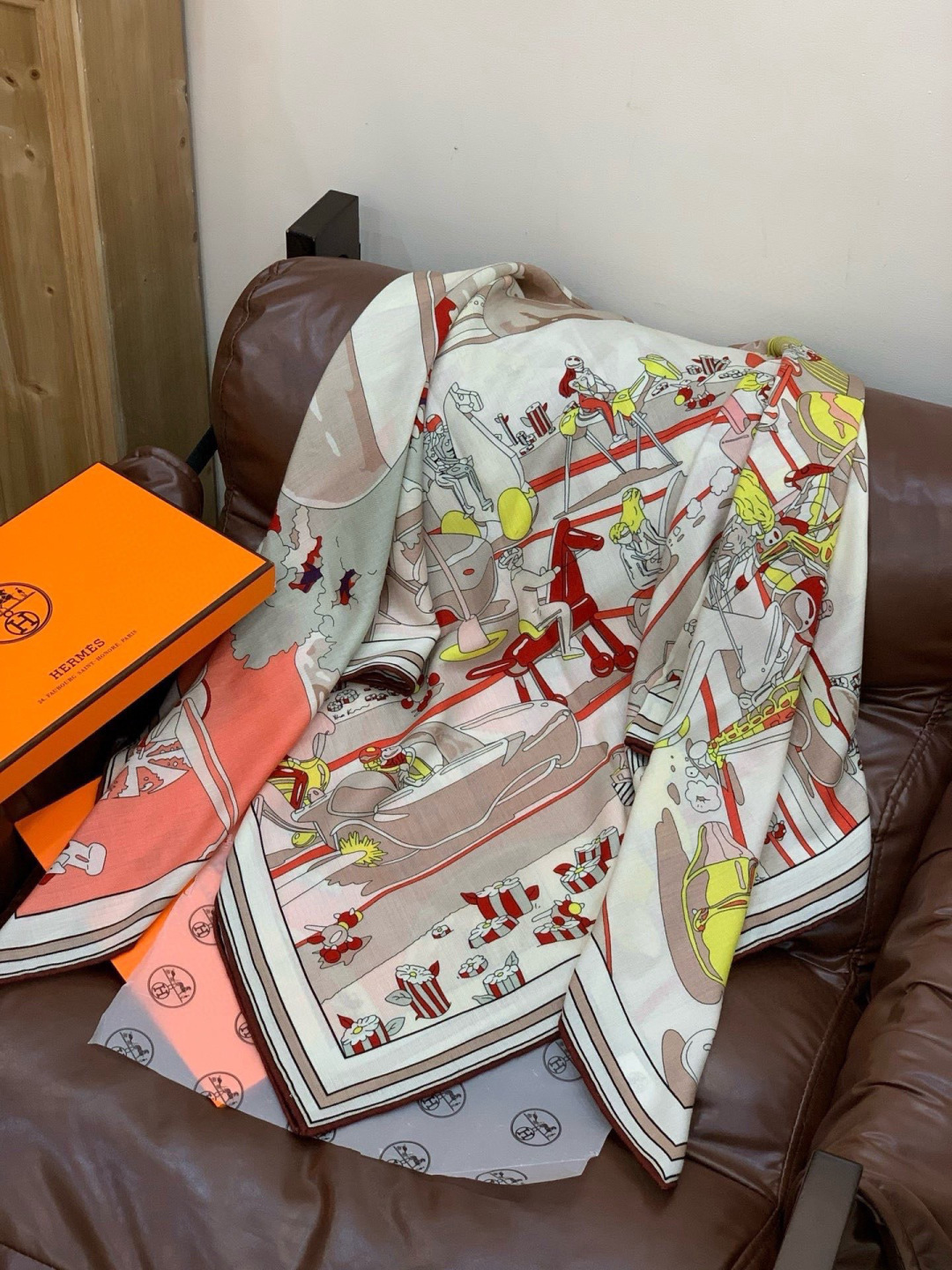 H，目前最热门的 “超现实爱马仕枢纽” 风靡全宇宙，听名字就充斥着未来空间♥️艺术品一样的存在，会绝版的