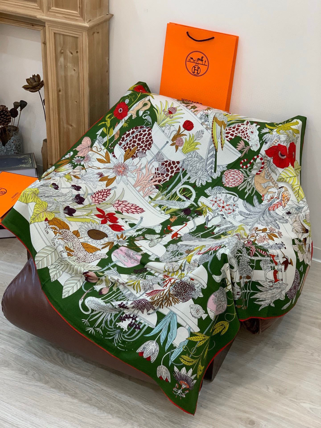 羊绒新款🆕👏买了都说好看‼️推荐💕爱马仕双面同色羊绒方巾，【奇珍乐园双面同色140】顶级工艺超值‼️爱马