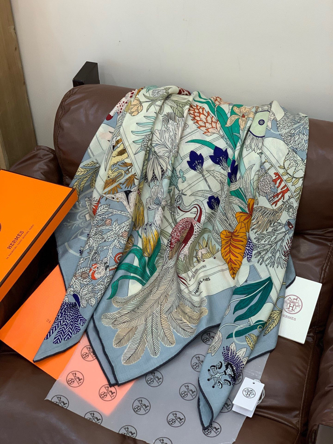 羊绒新款🆕👏买了都说好看‼️推荐💕爱马仕双面同色羊绒方巾，【奇珍乐园双面同色140】顶级工艺超值‼️爱马