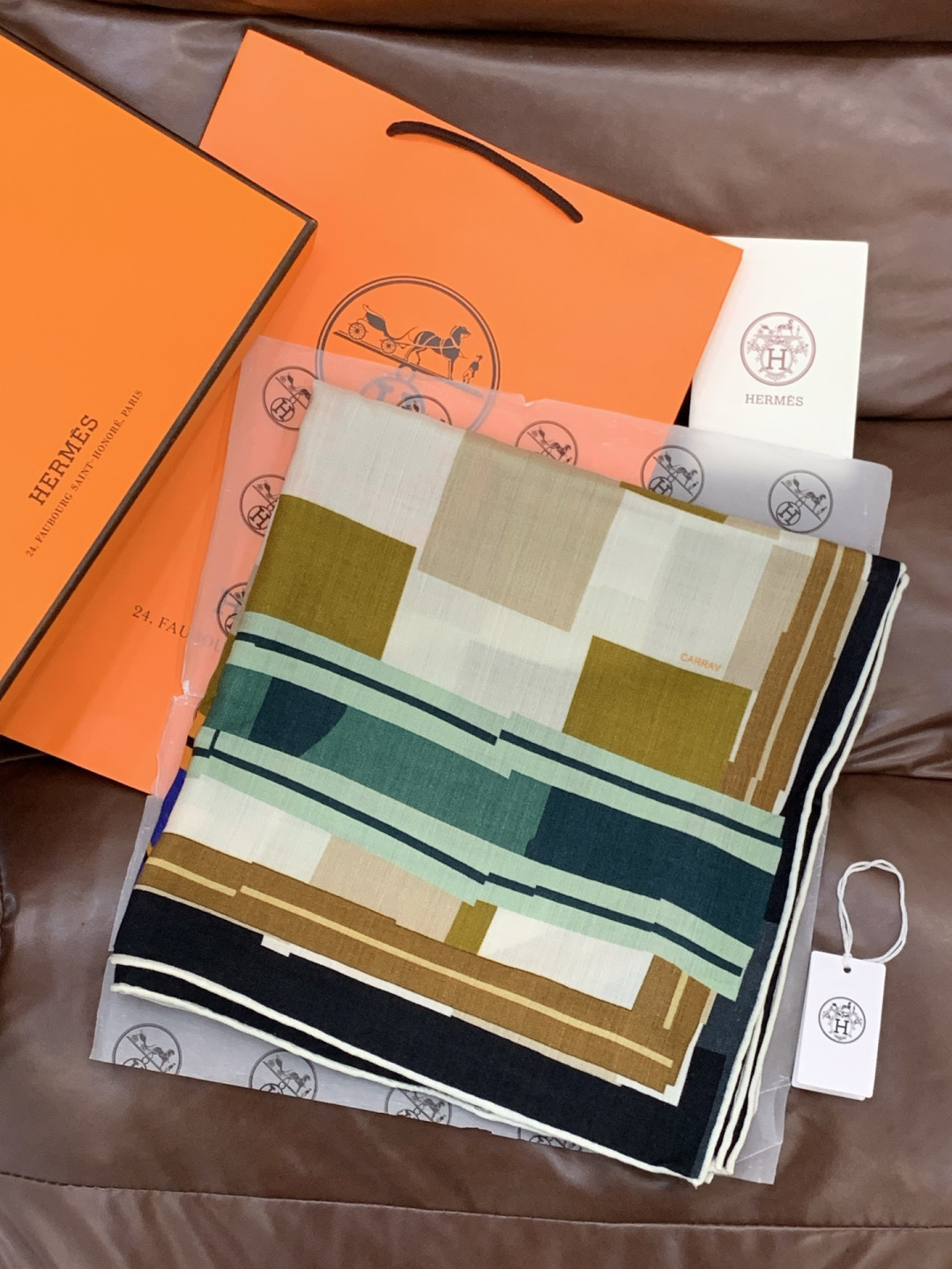 爱马仕“格纹马面罩” 140丝绒双面同色披肩手工卷边丝绒方巾（30%桑蚕丝70%羊绒）这款经典单品展现强