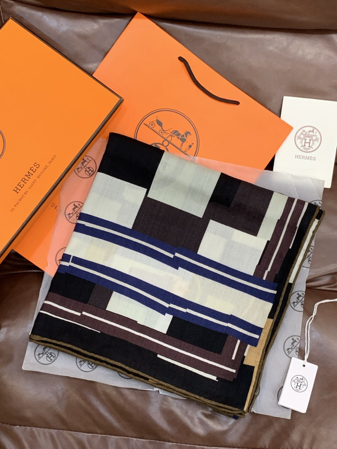 爱马仕“格纹马面罩” 140丝绒双面同色披肩手工卷边丝绒方巾（30%桑蚕丝70%羊绒）这款经典单品展现强