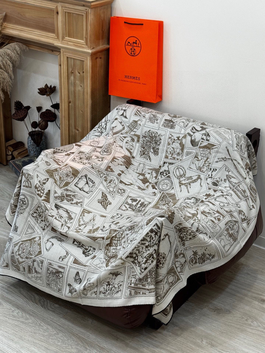 💟2025年秋冬抢先 上新💞【双面同色丝绒方巾】手工卷边山羊绒和真丝混纺披肩（70%山羊绒，30%桑蚕丝