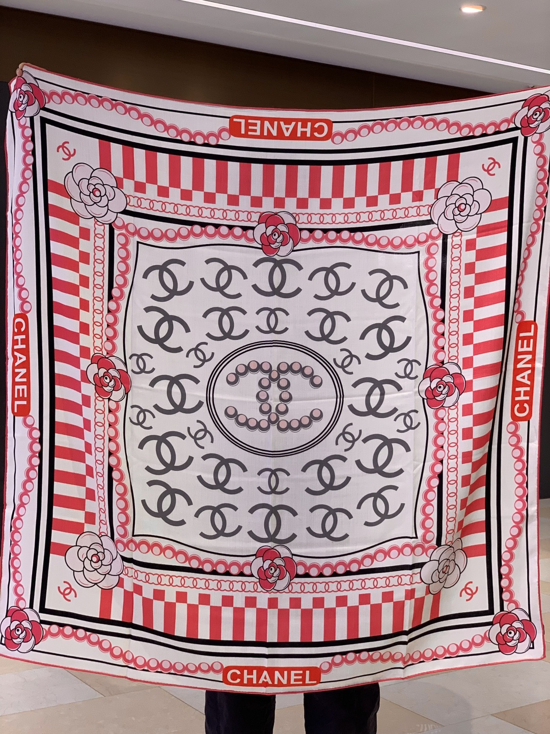 2025秋冬高级成衣系列～Chanel 【140双面同色丝绒披肩】此系列谱写一曲自由轻灵的赞歌本系列作品