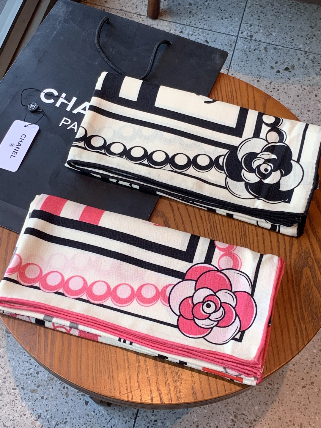 2025秋冬高级成衣系列～Chanel 【140双面同色丝绒披肩】此系列谱写一曲自由轻灵的赞歌本系列作品