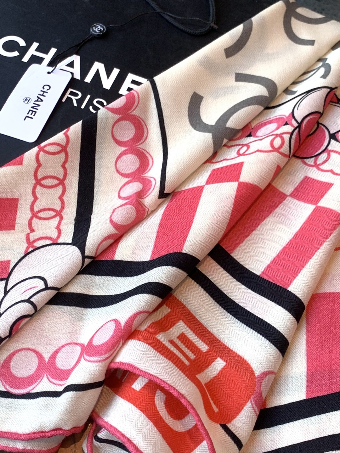 2025秋冬高级成衣系列～Chanel 【140双面同色丝绒披肩】此系列谱写一曲自由轻灵的赞歌本系列作品