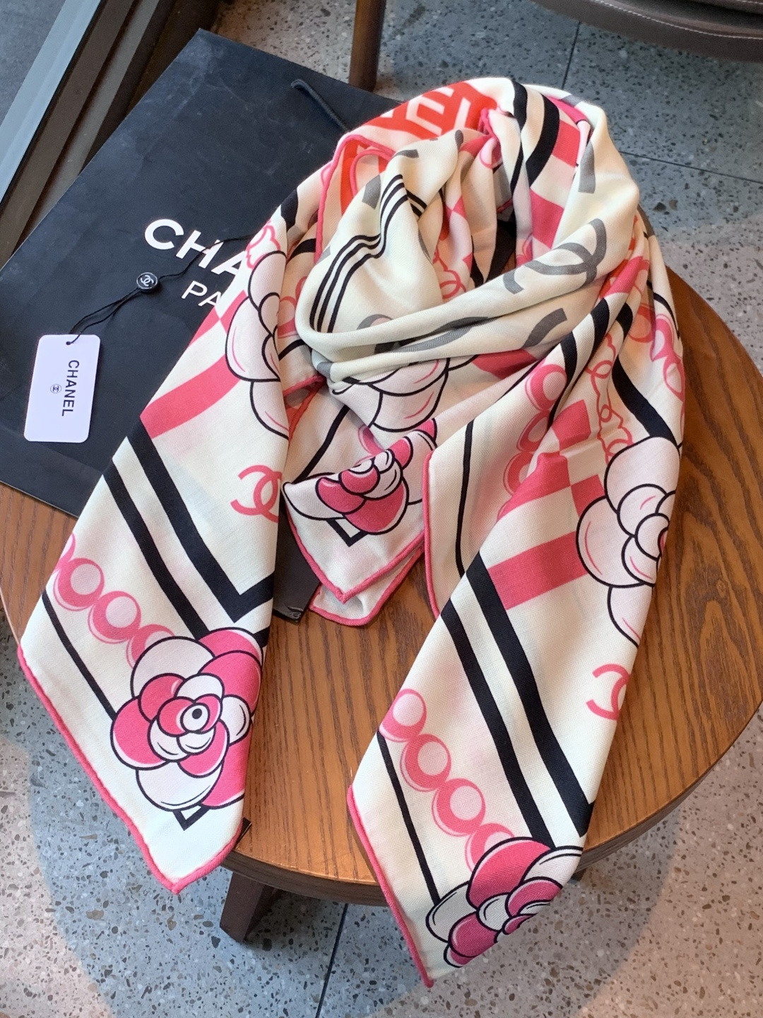 2025秋冬高级成衣系列～Chanel 【140双面同色丝绒披肩】此系列谱写一曲自由轻灵的赞歌本系列作品