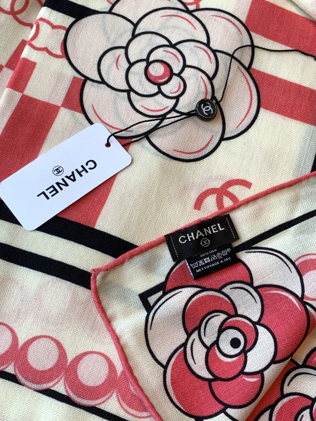 2025秋冬高级成衣系列～Chanel 【140双面同色丝绒披肩】此系列谱写一曲自由轻灵的赞歌本系列作品