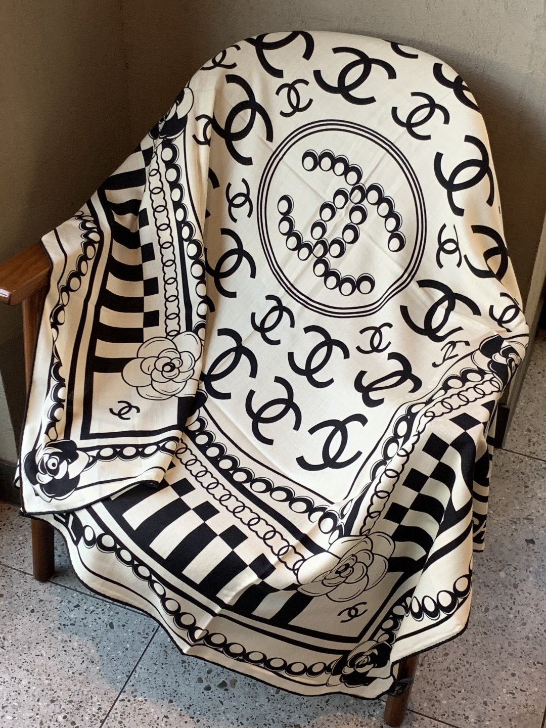 2025秋冬高级成衣系列～Chanel 【140双面同色丝绒披肩】此系列谱写一曲自由轻灵的赞歌本系列作品