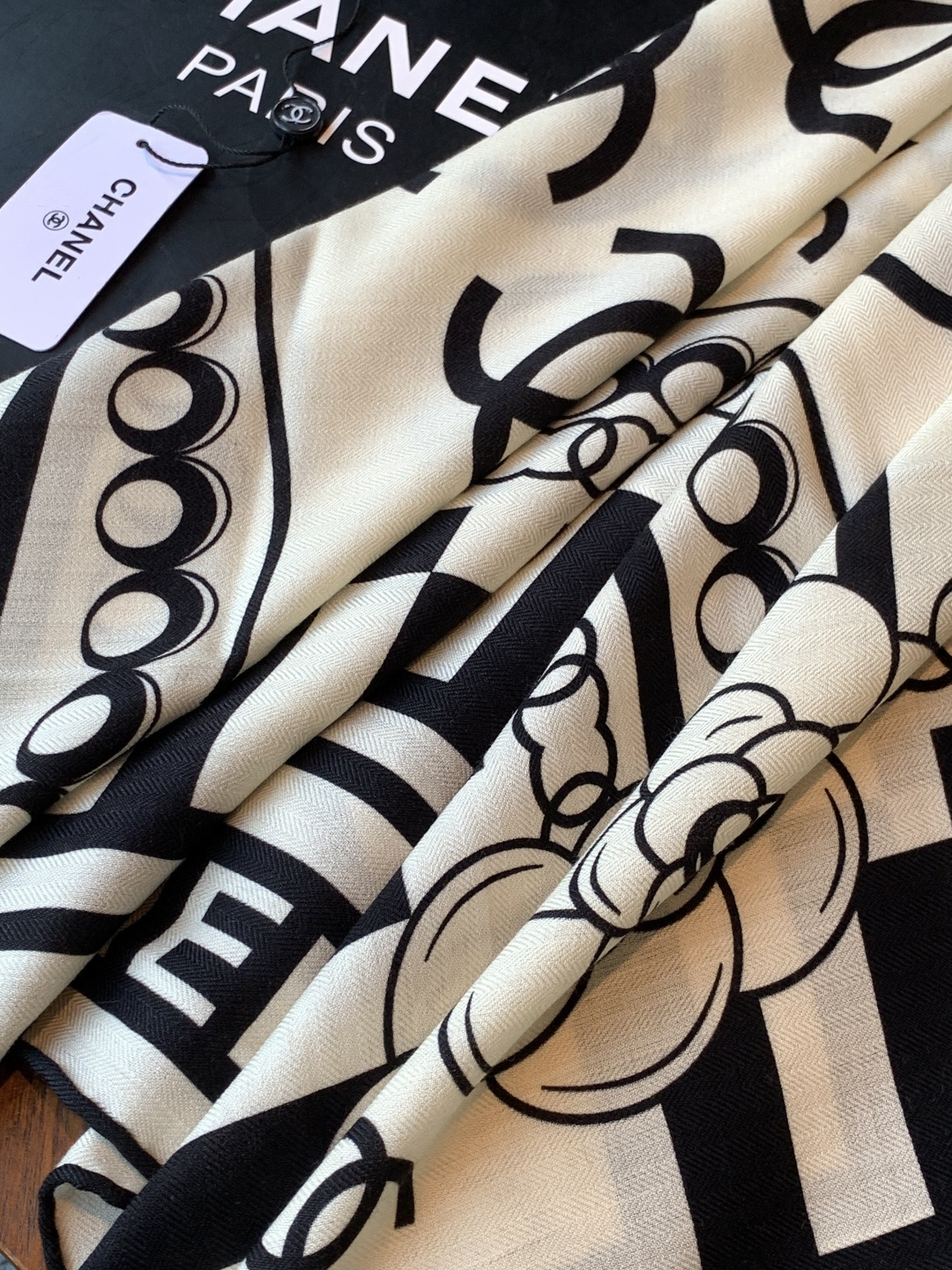 2025秋冬高级成衣系列～Chanel 【140双面同色丝绒披肩】此系列谱写一曲自由轻灵的赞歌本系列作品