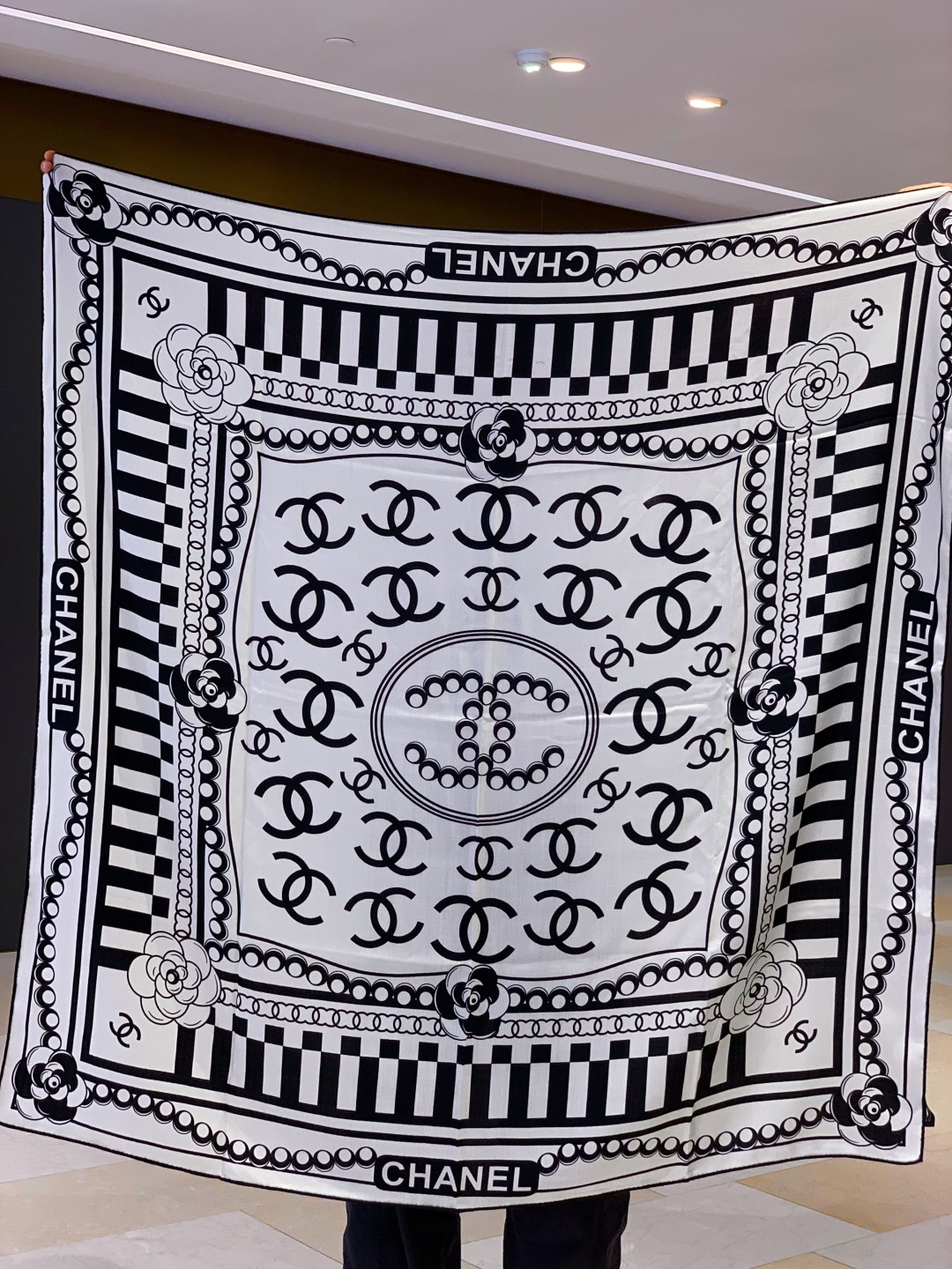 2025秋冬高级成衣系列～Chanel 【140双面同色丝绒披肩】此系列谱写一曲自由轻灵的赞歌本系列作品