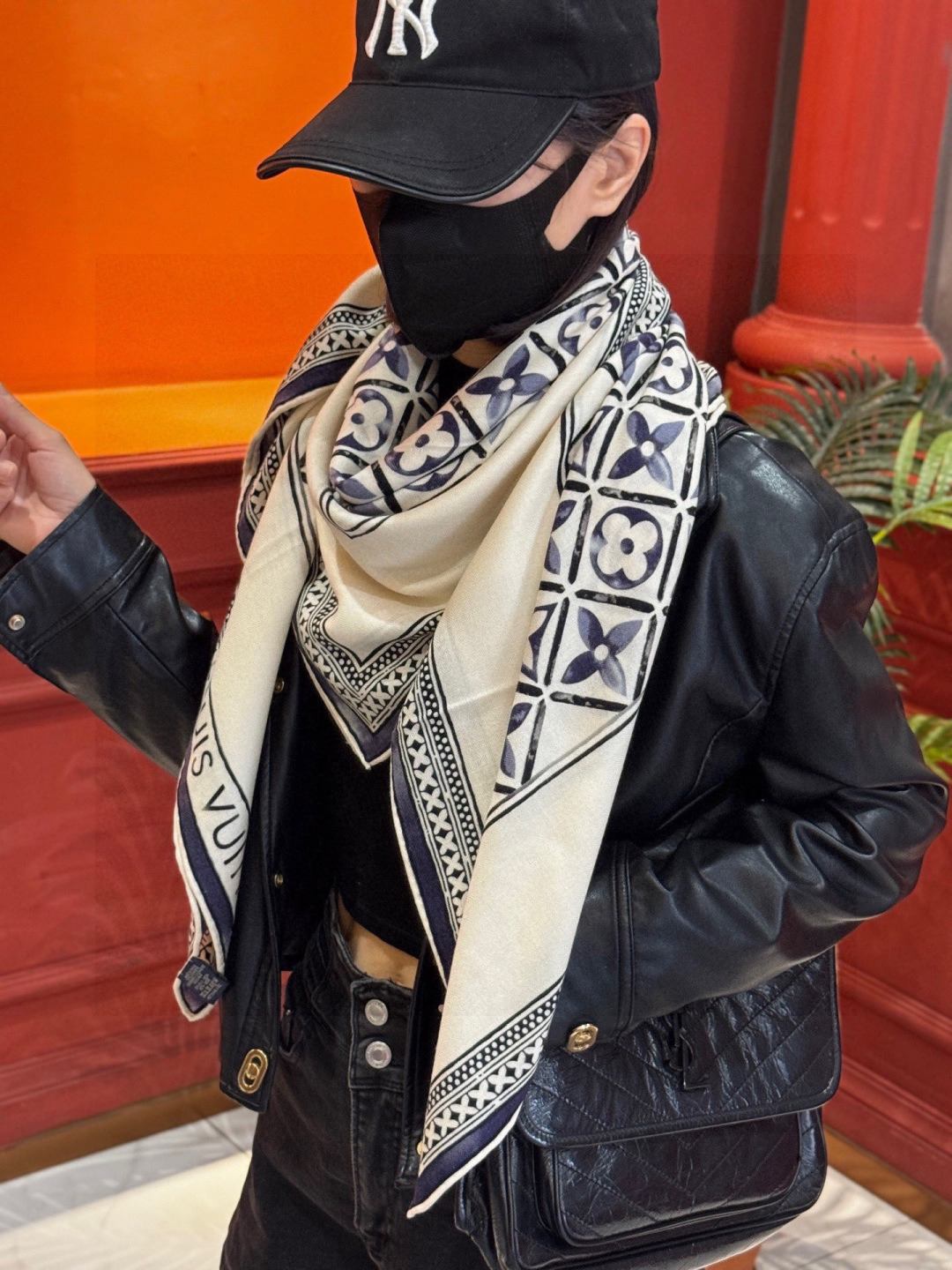 140顶级丝绒双面同色披肩30%真丝70%羊绒140*140方巾本款丝绒方巾以满溢艺术气息的设计诠释19