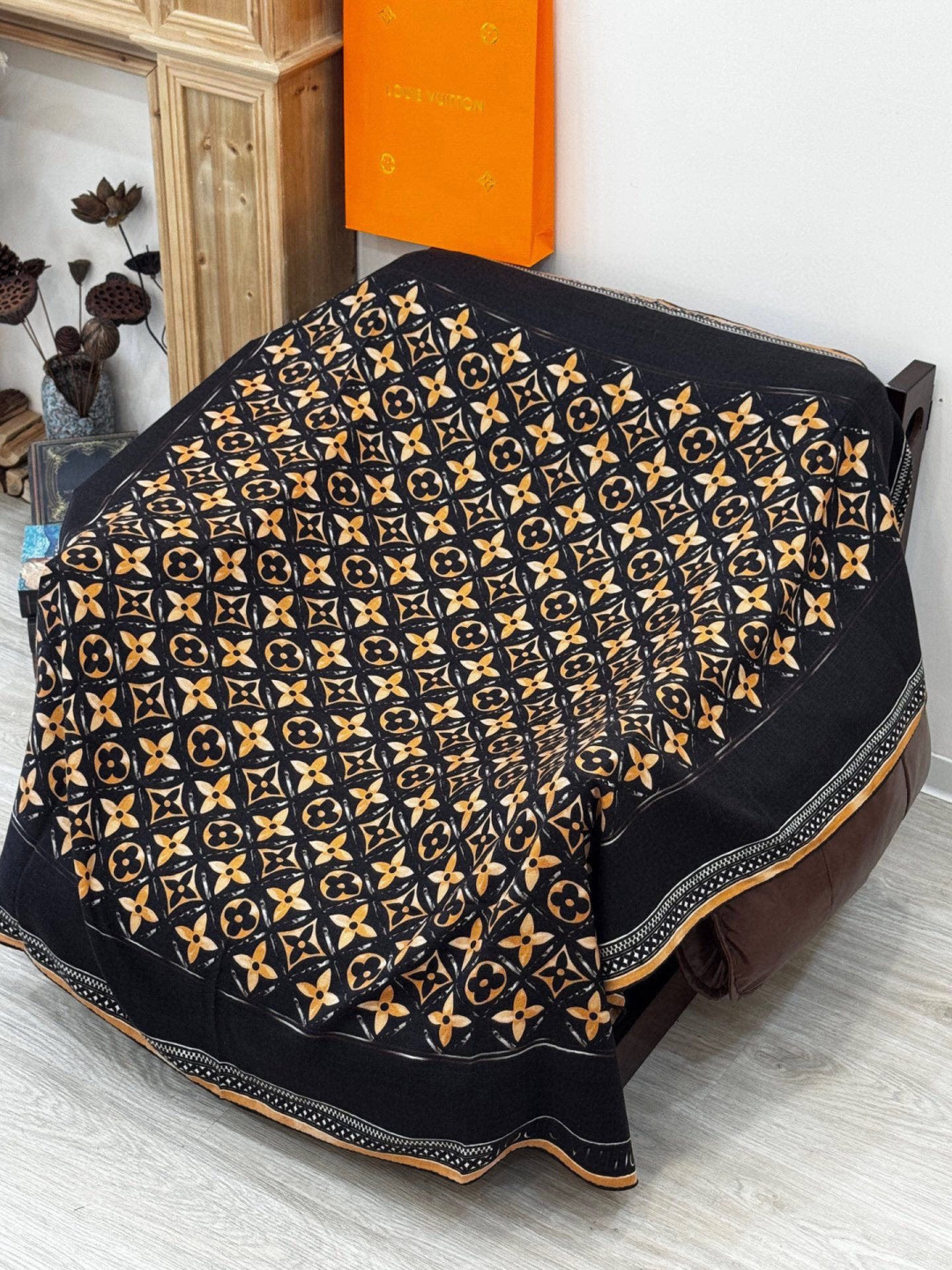 140顶级丝绒双面同色披肩30%真丝70%羊绒140*140方巾本款丝绒方巾以满溢艺术气息的设计诠释19