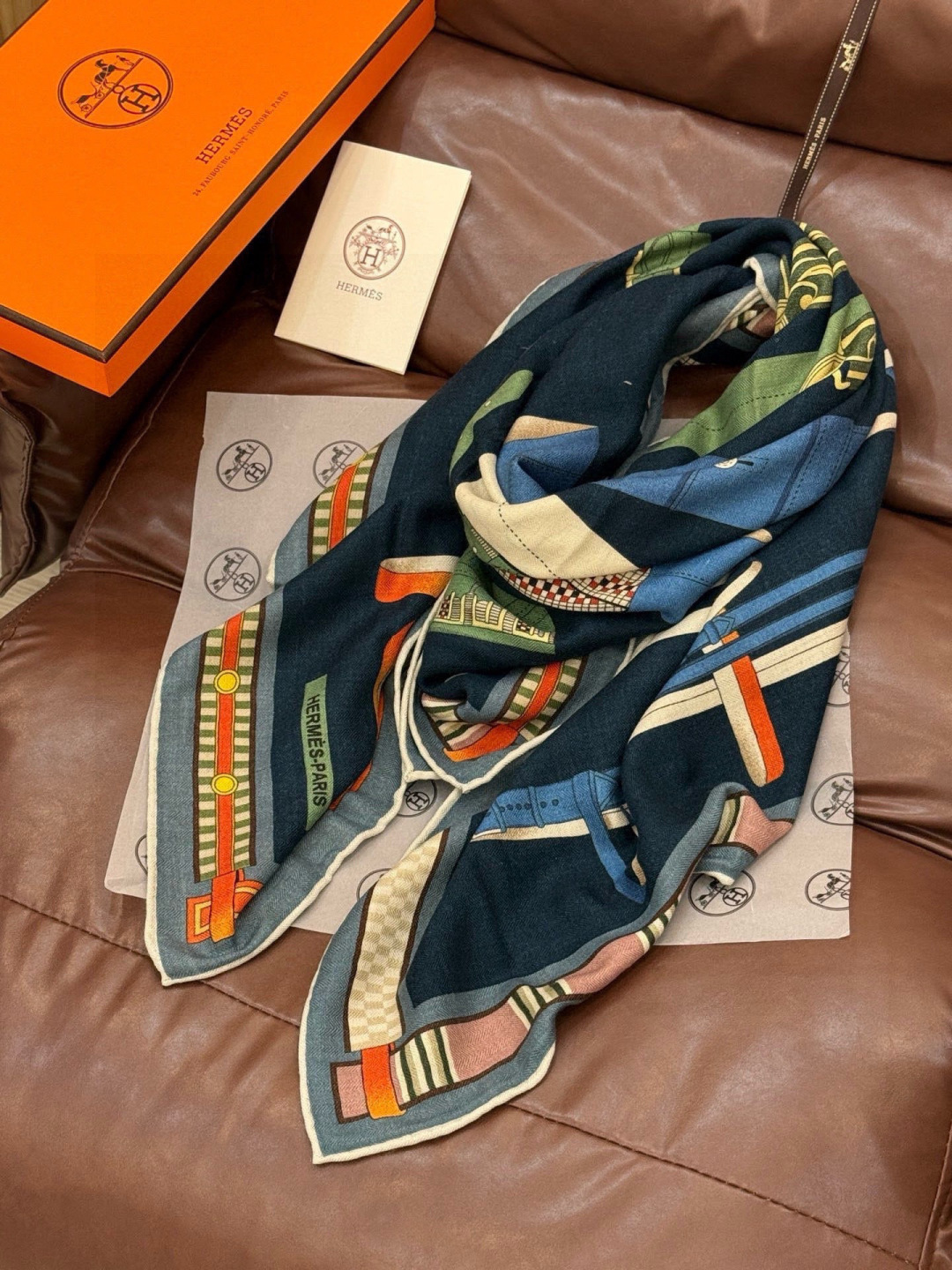 双面同色140cm丝绒方巾💕 《马术密匙》，十九世纪的商品图录汇集了手工匠们的系列产品，或许其中潜藏着某