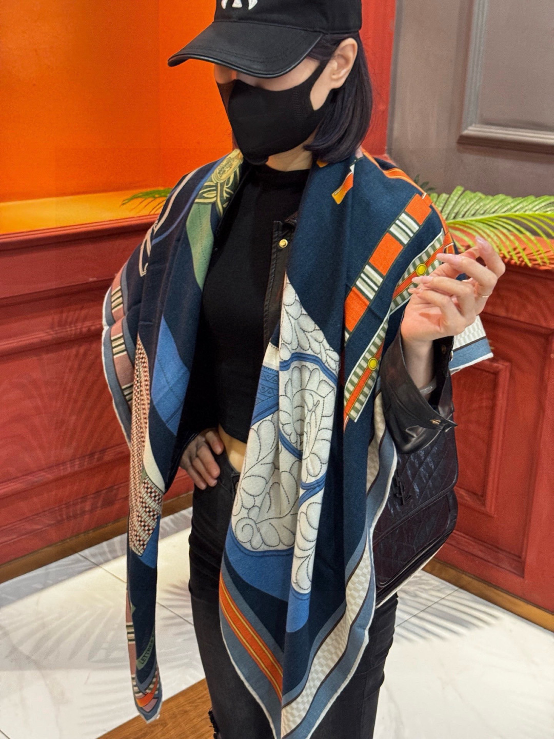 双面同色140cm丝绒方巾💕 《马术密匙》，十九世纪的商品图录汇集了手工匠们的系列产品，或许其中潜藏着某