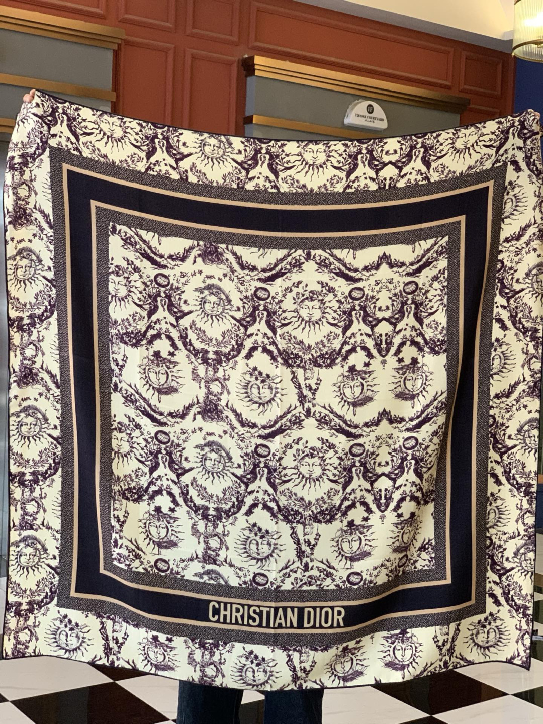 Dior 140丝绒双面同色印花披肩这款 Dior 丝绒披肩以彼得罗•鲁福（Pietro Ruffo）设