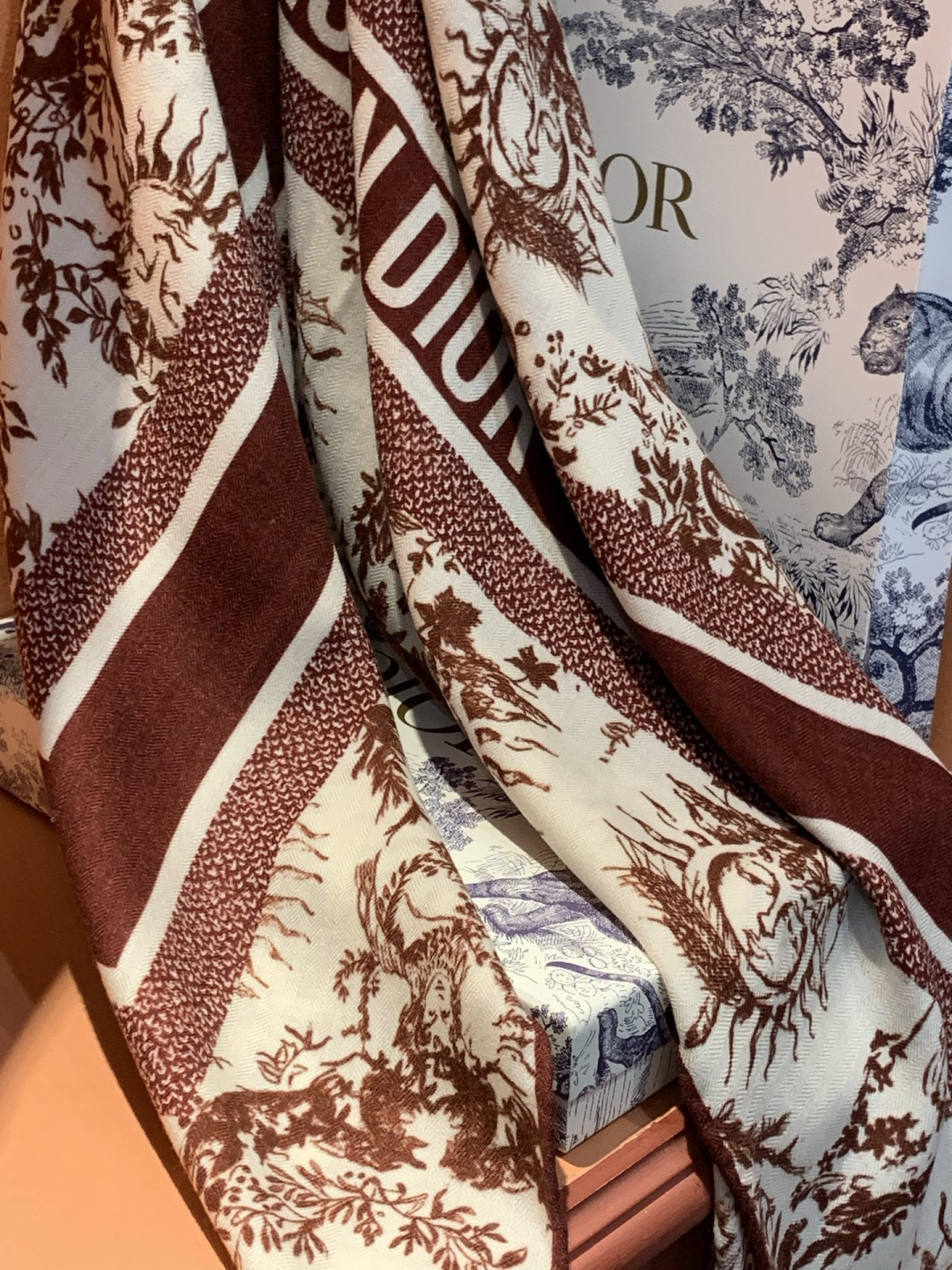 Dior 140丝绒双面同色印花披肩这款 Dior 丝绒披肩以彼得罗•鲁福（Pietro Ruffo）设