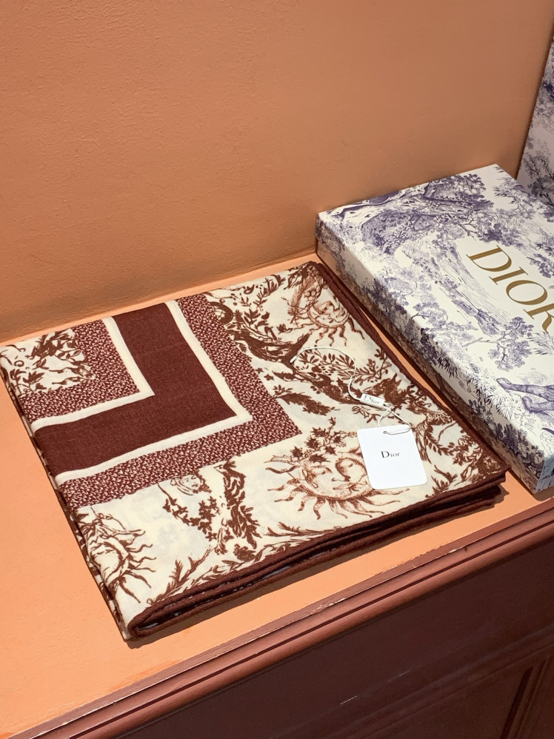 Dior 140丝绒双面同色印花披肩这款 Dior 丝绒披肩以彼得罗•鲁福（Pietro Ruffo）设