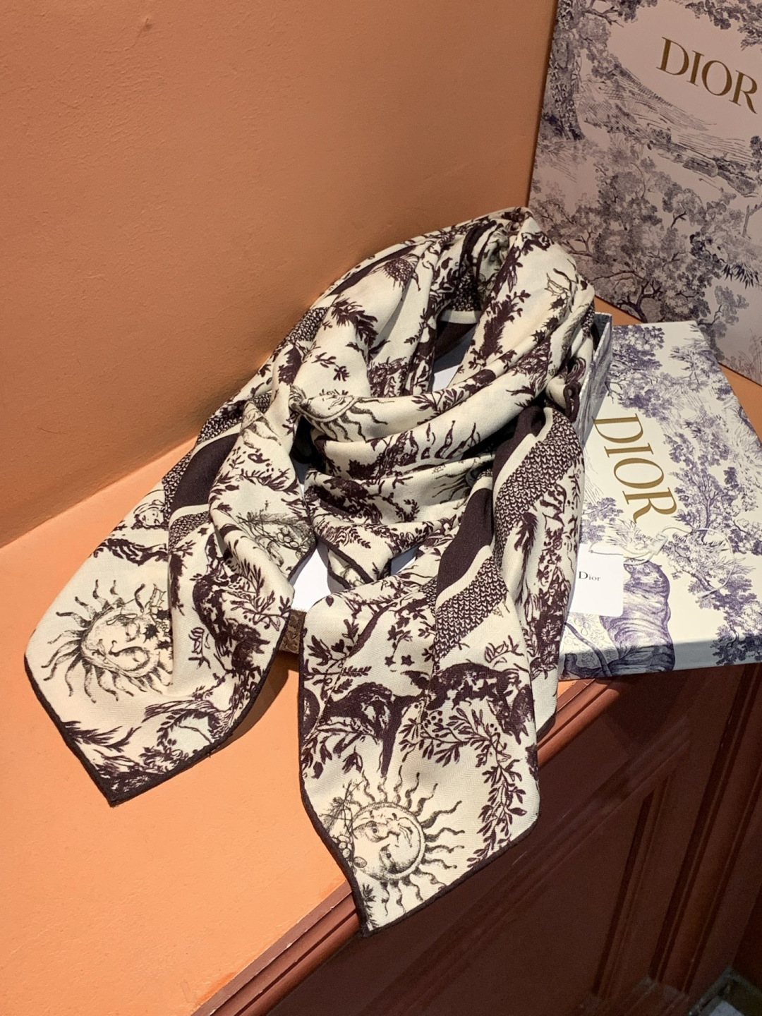 Dior 140丝绒双面同色印花披肩这款 Dior 丝绒披肩以彼得罗•鲁福（Pietro Ruffo）设