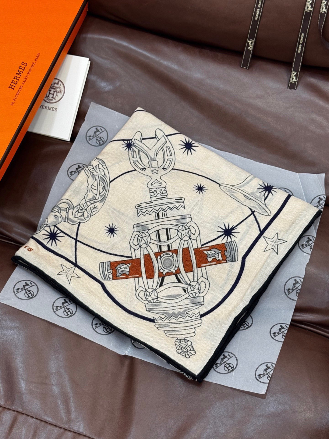 “星辰合唱曲”140丝绒双面同色披肩手工卷边丝绒方巾（30%桑蚕丝70%羊绒）这款经典单品展现强大而迷人