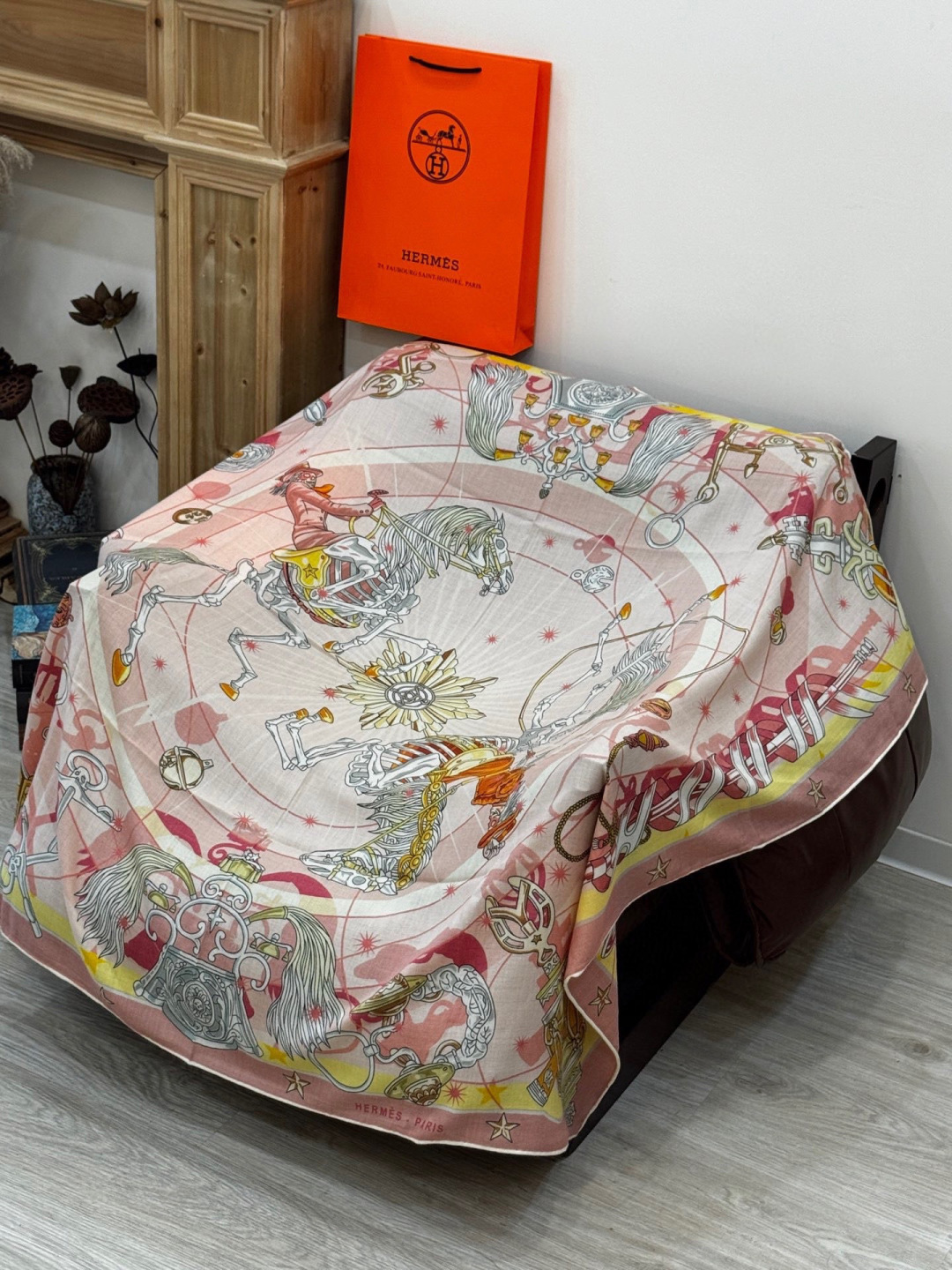 “星辰合唱曲”140丝绒双面同色披肩手工卷边丝绒方巾（30%桑蚕丝70%羊绒）这款经典单品展现强大而迷人