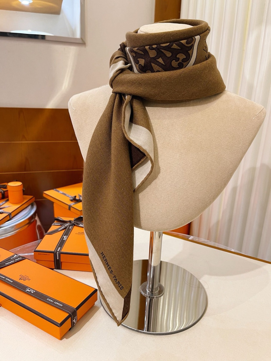 上新❤️ 【▪️摩登重磅圈C位！官网已断货，各种加价都巨难买！！！Hermes 秋冬首款140羊绒真丝围