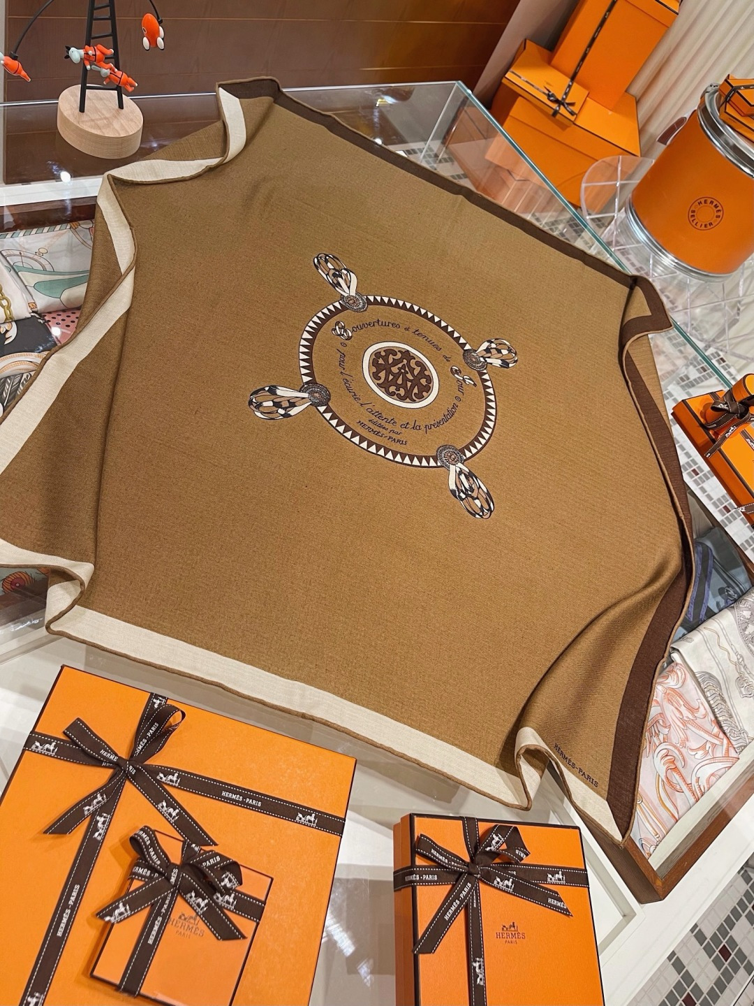 上新❤️ 【▪️摩登重磅圈C位！官网已断货，各种加价都巨难买！！！Hermes 秋冬首款140羊绒真丝围