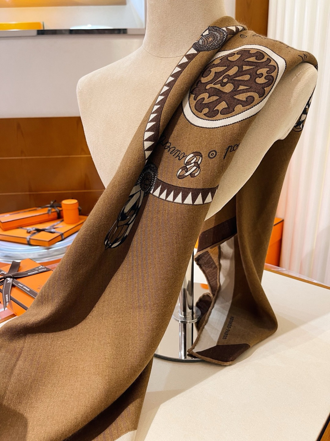 上新❤️ 【▪️摩登重磅圈C位！官网已断货，各种加价都巨难买！！！Hermes 秋冬首款140羊绒真丝围