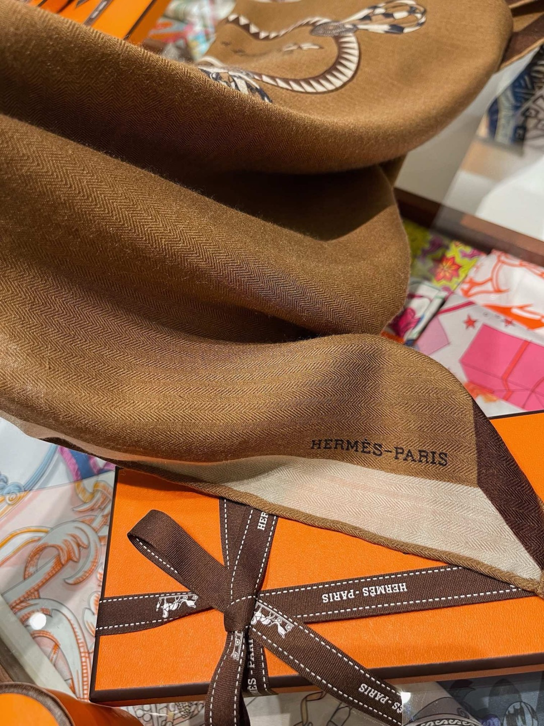 上新❤️ 【▪️摩登重磅圈C位！官网已断货，各种加价都巨难买！！！Hermes 秋冬首款140羊绒真丝围