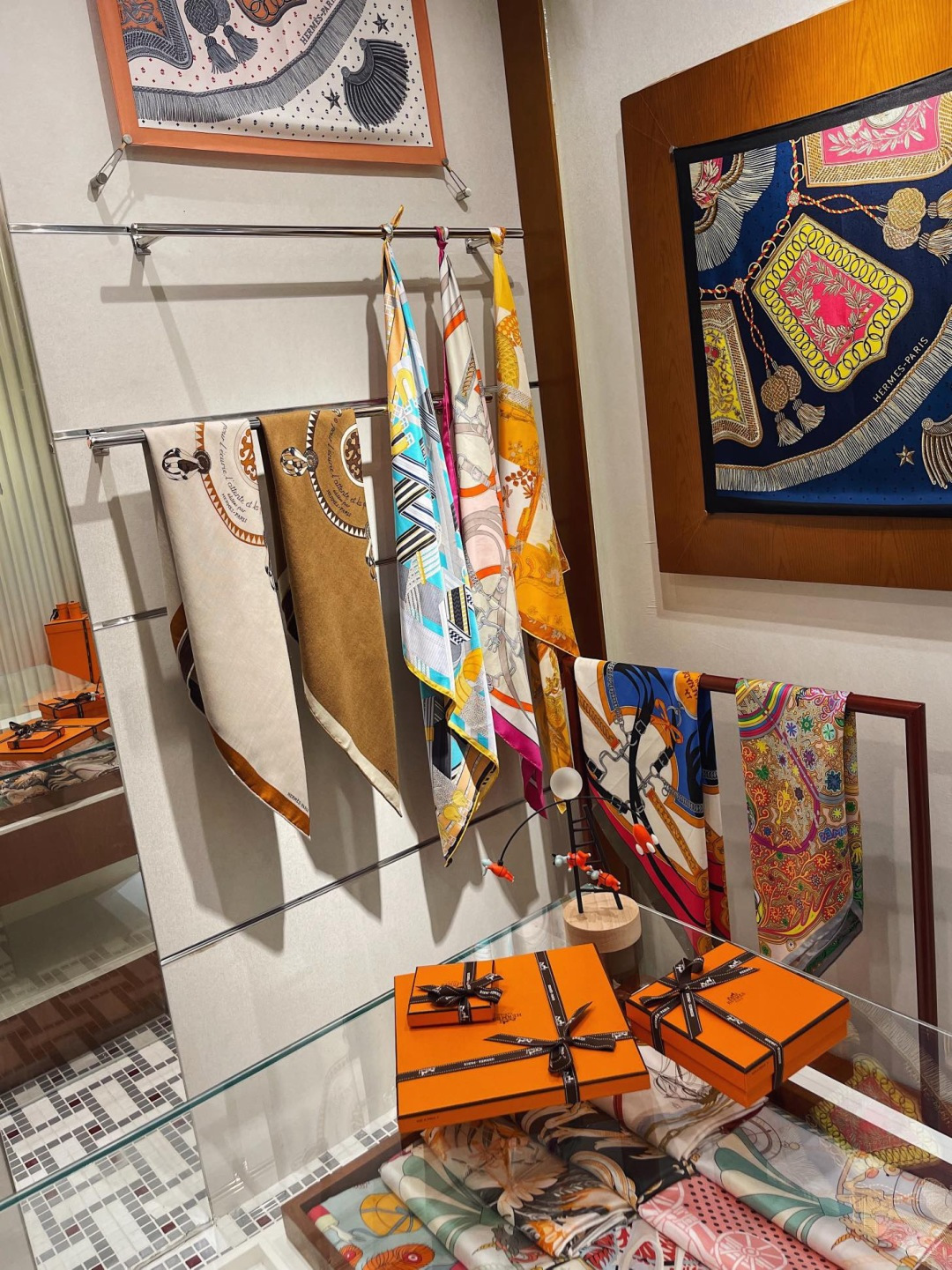 上新❤️ 【▪️摩登重磅圈C位！官网已断货，各种加价都巨难买！！！Hermes 秋冬首款140羊绒真丝围