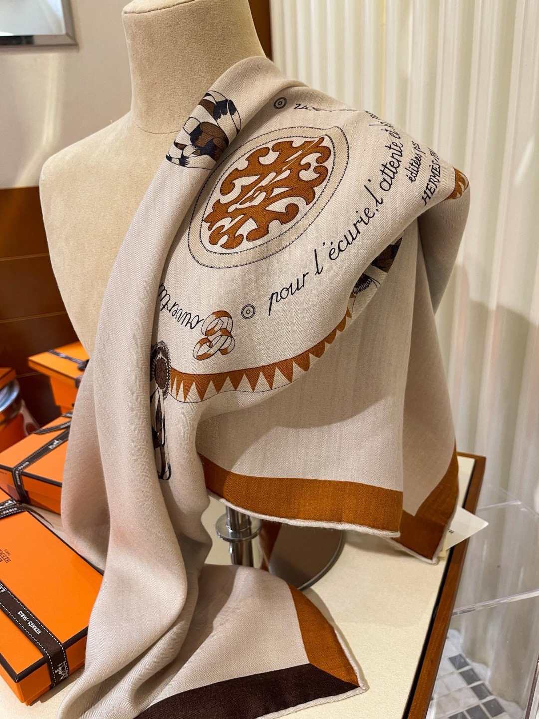 上新❤️ 【▪️摩登重磅圈C位！官网已断货，各种加价都巨难买！！！Hermes 秋冬首款140羊绒真丝围