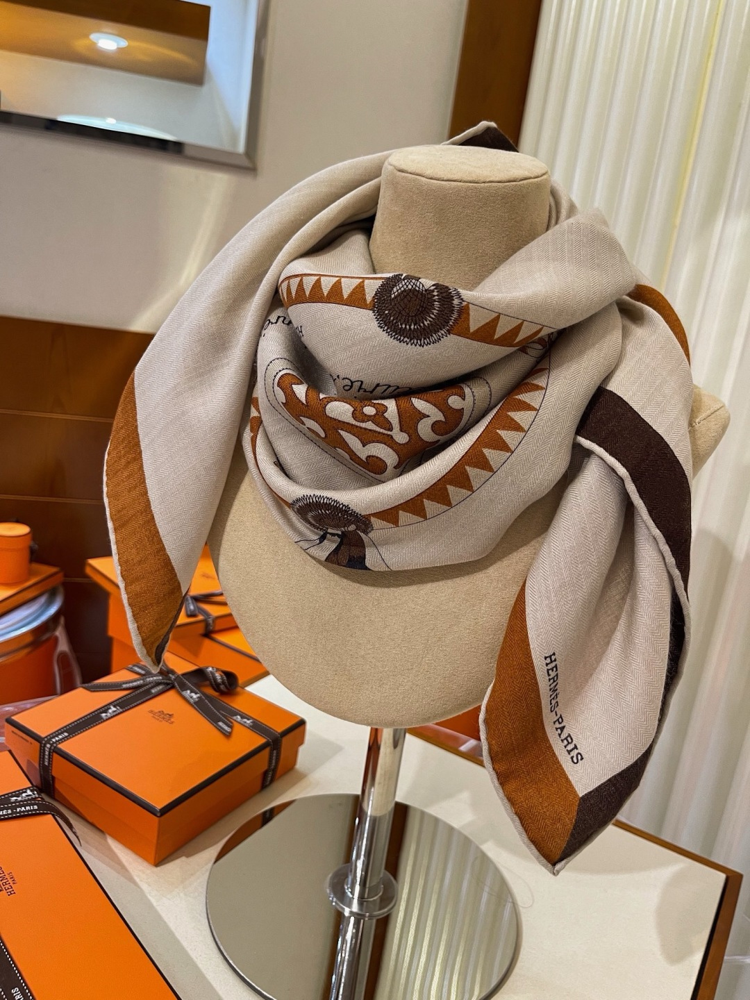 上新❤️ 【▪️摩登重磅圈C位！官网已断货，各种加价都巨难买！！！Hermes 秋冬首款140羊绒真丝围