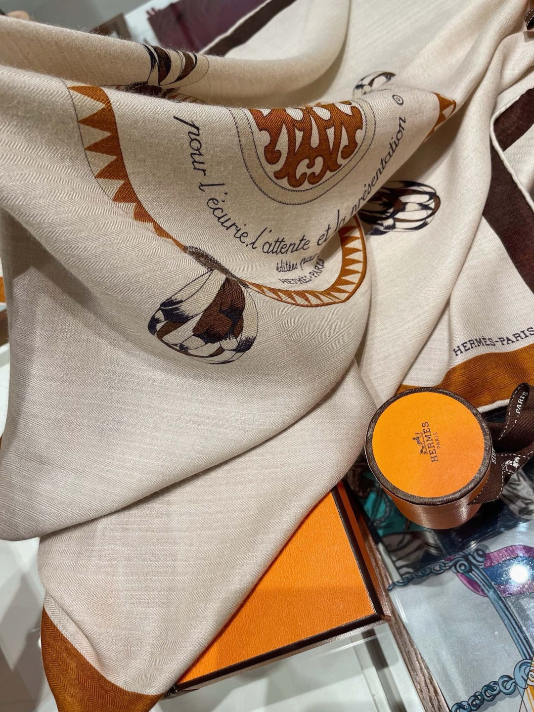 上新❤️ 【▪️摩登重磅圈C位！官网已断货，各种加价都巨难买！！！Hermes 秋冬首款140羊绒真丝围