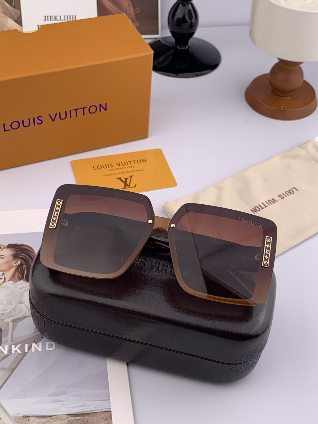 lv大框太阳镜墨镜经典的方框设计，不挑脸型，无论搭配大衣还是连衣裙都非常显气质预防紫外线 型号：型号：L