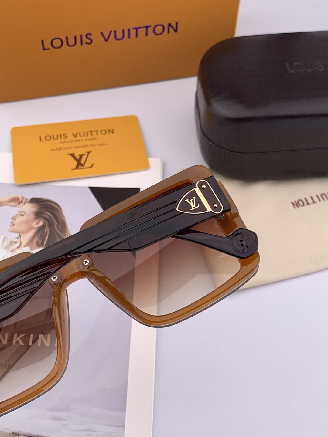 lv大框太阳镜墨镜经典的方框设计，不挑脸型，无论搭配大衣还是连衣裙都非常显气质预防紫外线 型号：型号：L