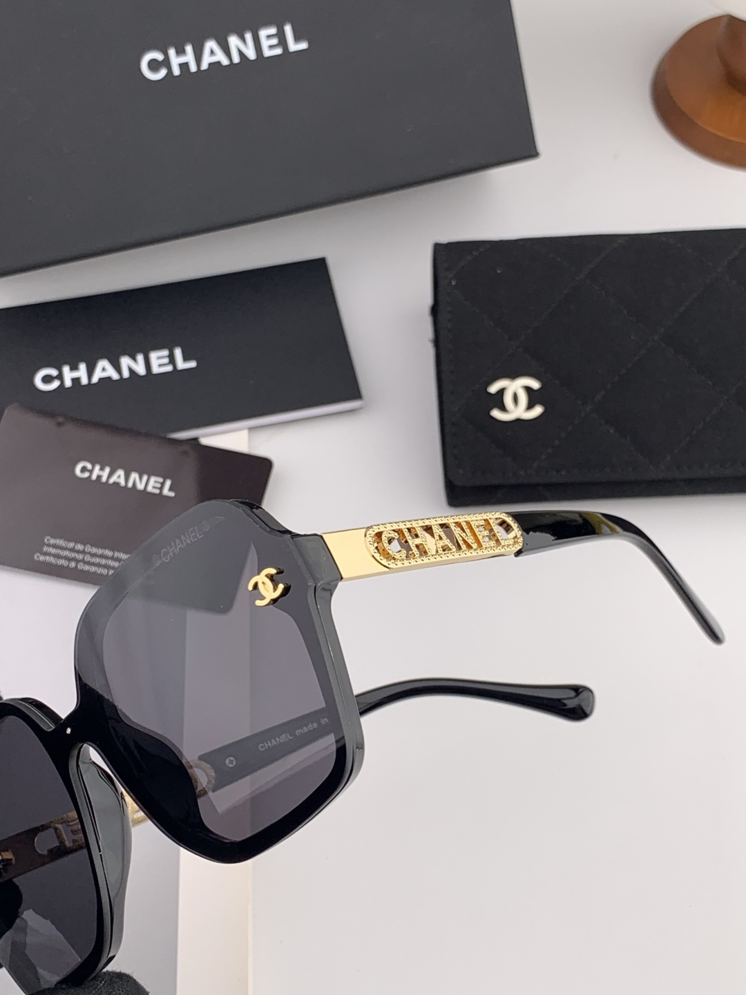 新品CHANEL 香奈儿太阳镜以独特魅力和前卫风格诠释春夏最新眼镜，质感超好佩带舒适 型号：CH7725