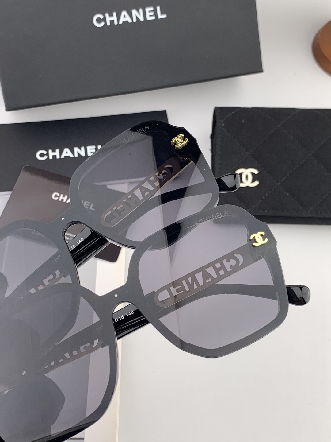 新品CHANEL 香奈儿太阳镜以独特魅力和前卫风格诠释春夏最新眼镜，质感超好佩带舒适 型号：CH7725