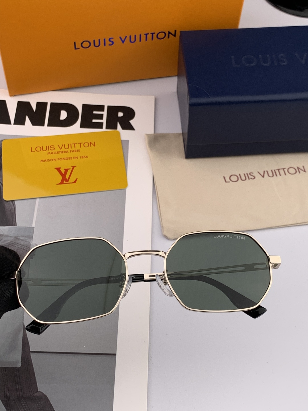 Lv 。 高品质男女款墨镜 👍 进口宝丽来偏光镜片 。蛤蟆镜 开车钓鱼都可 。百搭显瘦墨镜韩版男士飞行员