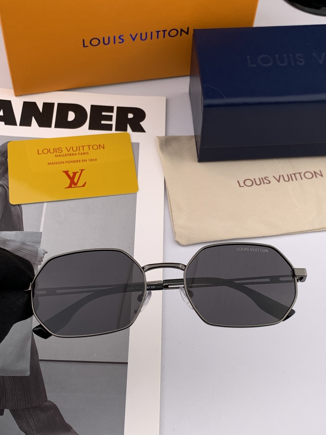 Lv 。 高品质男女款墨镜 👍 进口宝丽来偏光镜片 。蛤蟆镜 开车钓鱼都可 。百搭显瘦墨镜韩版男士飞行员