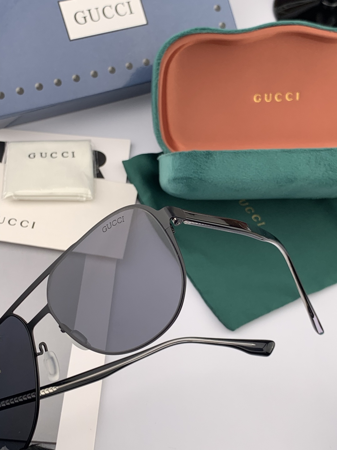 GUCCI 男款炫彩飞行员偏光太阳镜 ❤️材质：高清尼龙加厚卡槽高清偏光镜片 🌹无边框镜架💕颜👍型号：G