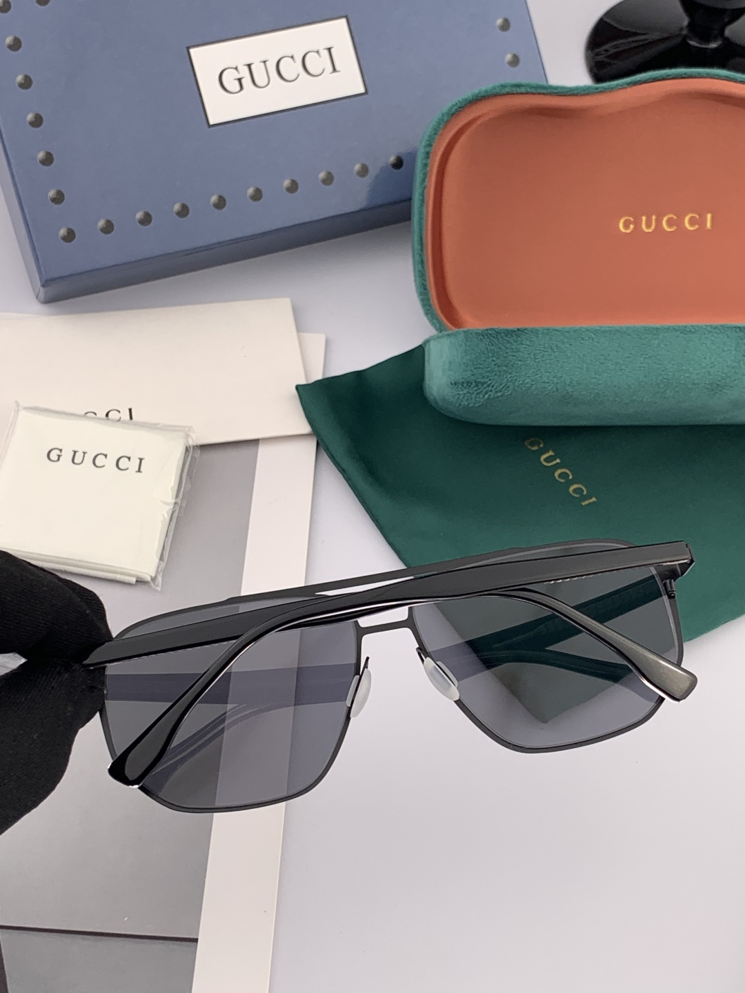 GUCCI 男款炫彩飞行员偏光太阳镜 ❤️材质：高清尼龙加厚卡槽高清偏光镜片 🌹无边框镜架💕颜👍型号：G