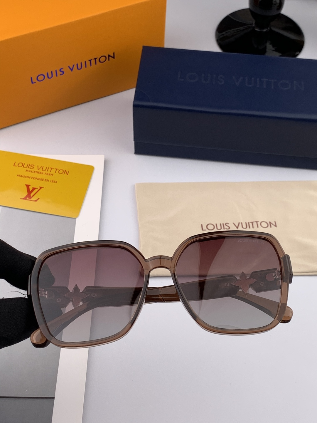 【TR偏光系列】lv大框太阳镜墨镜经典的方框设计，不挑脸型，无论搭配大衣还是连衣裙都非常显气质偏光镜片预