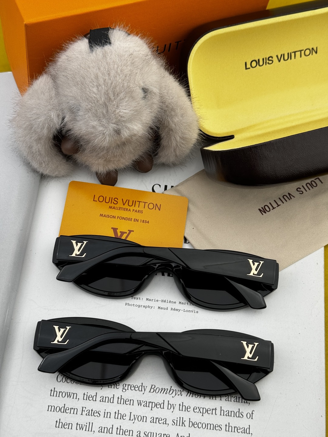 LV 2025新款女士方框太阳眼镜 开车墨镜 新款太阳镜 时尚大方 舒适轻盈 精致奢华 超轻 型号：L1