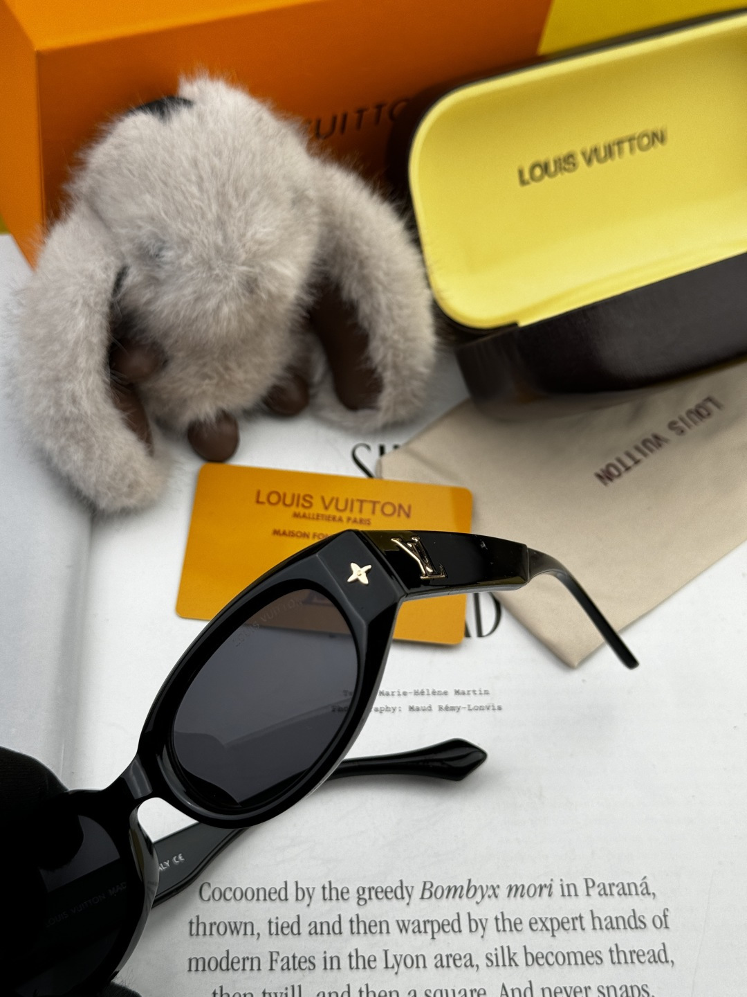 LV 2025新款女士方框太阳眼镜 开车墨镜 新款太阳镜 时尚大方 舒适轻盈 精致奢华 超轻 型号：L1