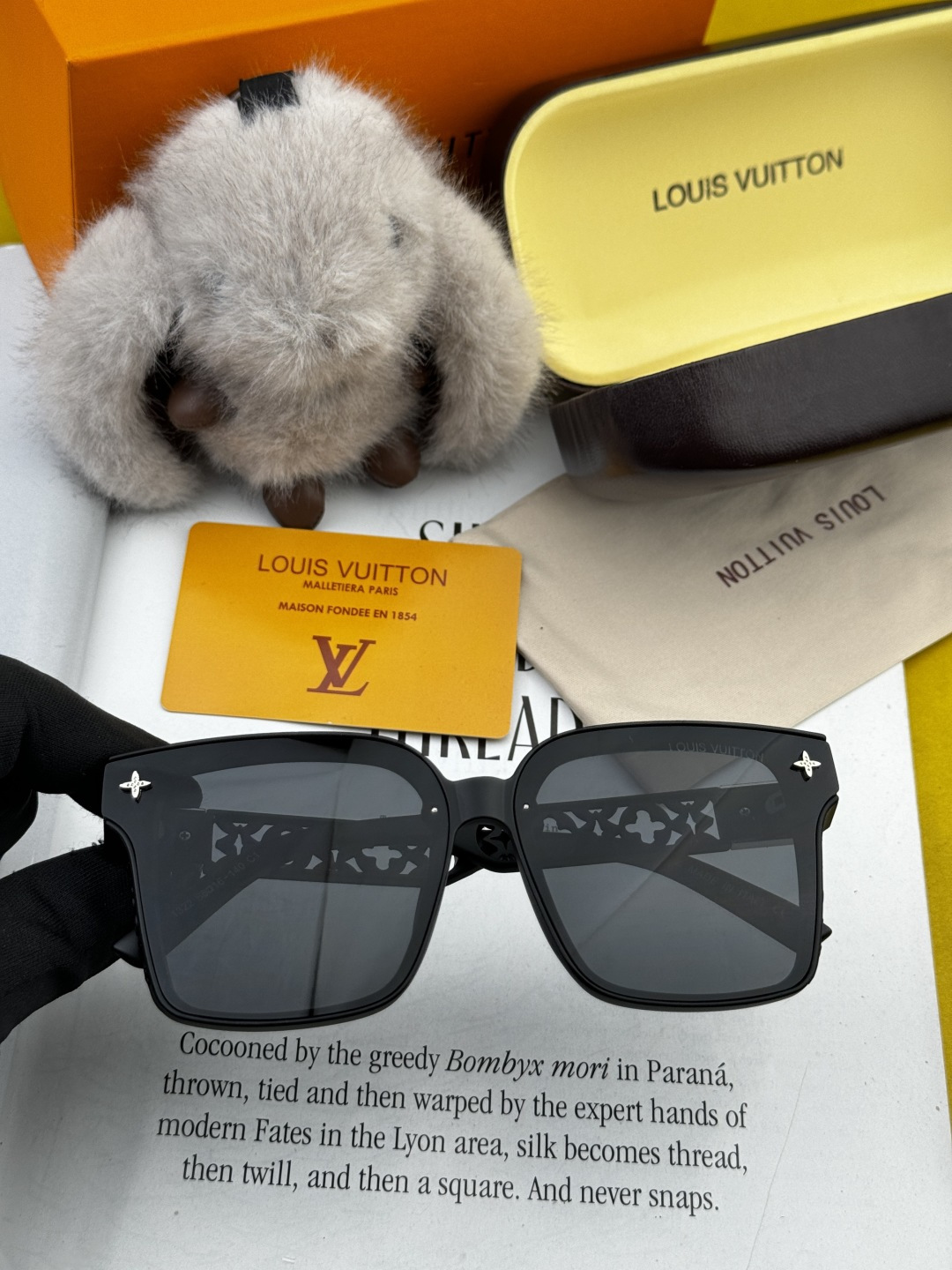 LV 2025新款女士方框太阳眼镜 开车墨镜 新款太阳镜 时尚大方 舒适轻盈 精致奢华 超轻 型号：L2