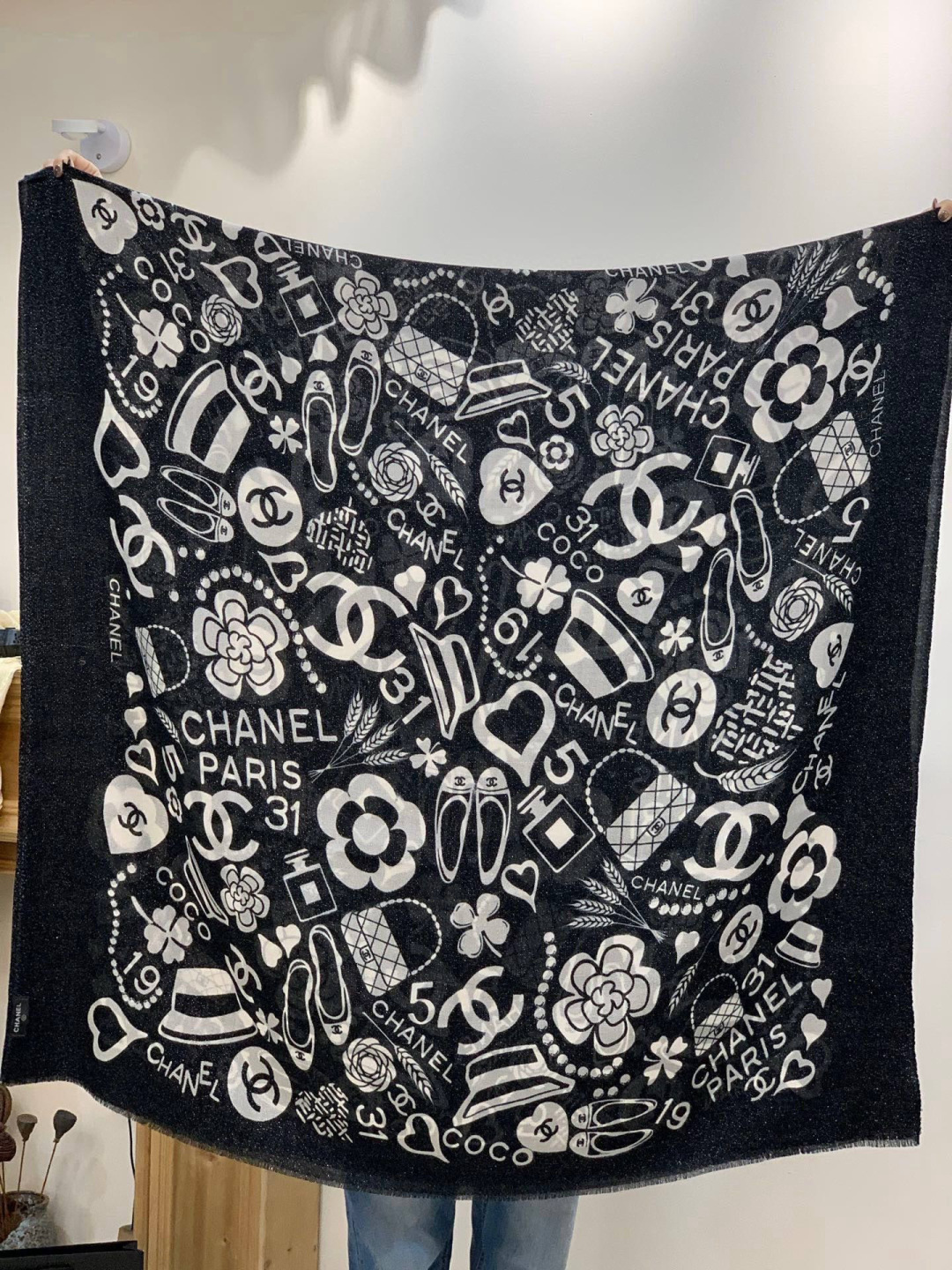 上新🌟 会发光发亮的围巾 💄💋新款客供银线💖羊绒面料长巾 😘美翻了[流泪]【小香银线图标】，御用殿堂级极