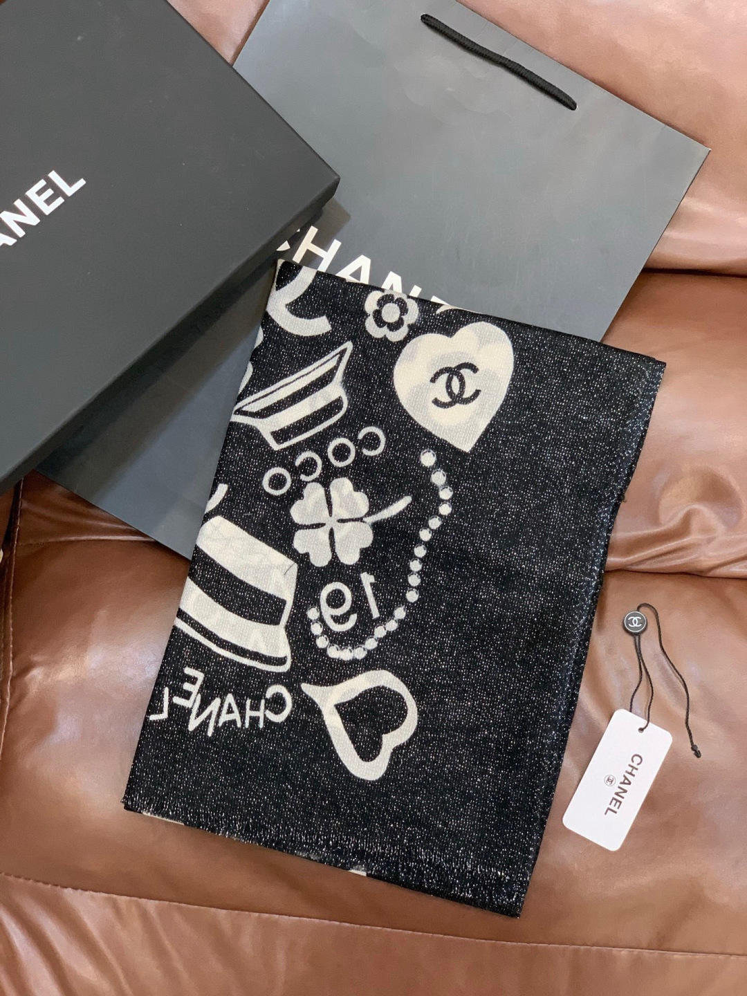 上新🌟 会发光发亮的围巾 💄💋新款客供银线💖羊绒面料长巾 😘美翻了[流泪]【小香银线图标】，御用殿堂级极