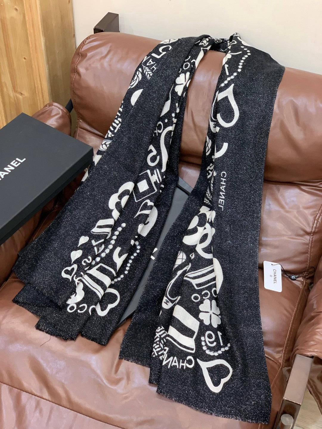 上新🌟 会发光发亮的围巾 💄💋新款客供银线💖羊绒面料长巾 😘美翻了[流泪]【小香银线图标】，御用殿堂级极