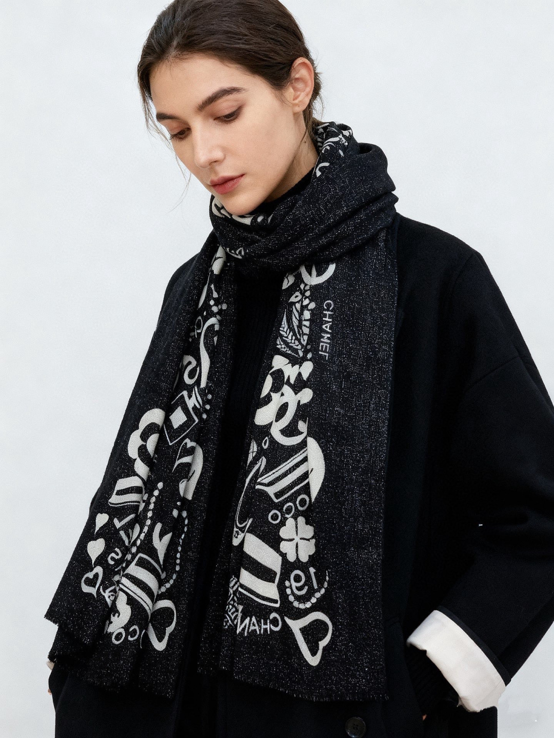 上新🌟 会发光发亮的围巾 💄💋新款客供银线💖羊绒面料长巾 😘美翻了[流泪]【小香银线图标】，御用殿堂级极